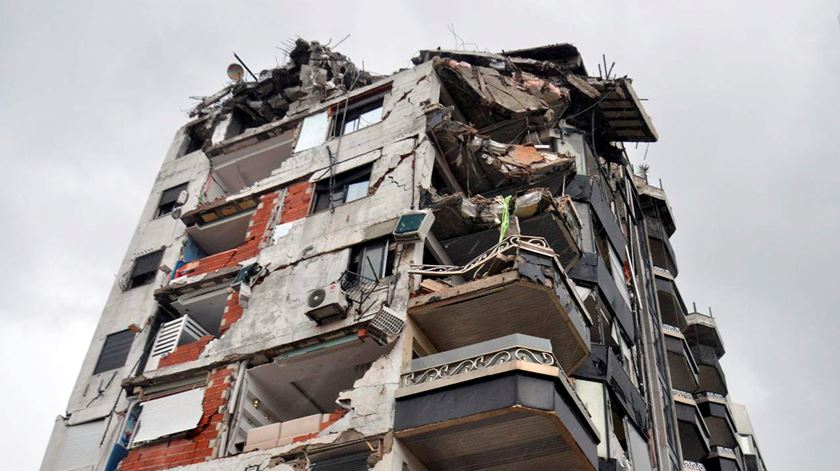 Um edifício destruído pelo sismo em Latakia, na Síria. Foto: Reuters