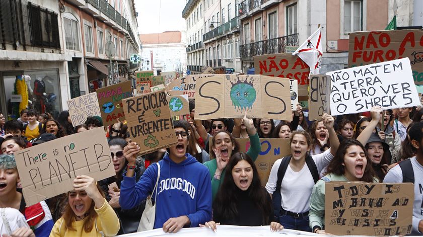 Foto de arquivo de uma das greves estudantis de 2019 por mais empenho no combate às alterações climáticas. Crédito: António Pedro Santos/Lusa