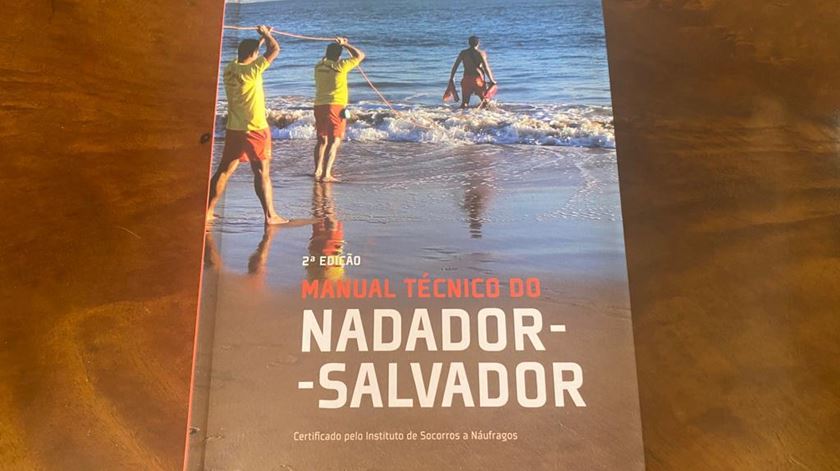 Manual técnico do nadador-salvador do ISN. Foto: Liliana Monteiro/RR
