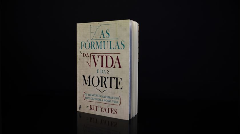 Em Portugal, "As Fórmulas da Vida e da Morte", do biólogo e matemático britânico Kit Yates, foi editado pela Desassossego. Foto: Joana Gonçalves/RR