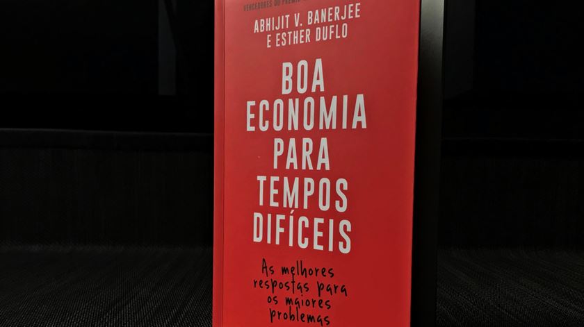 “A economia é demasiado importante para ser um tema exclusivo dos economistas”, defendem Abhijit V Banerjee e Esther Duflo no seu novo livro. Foto: Tiago Palma/RR