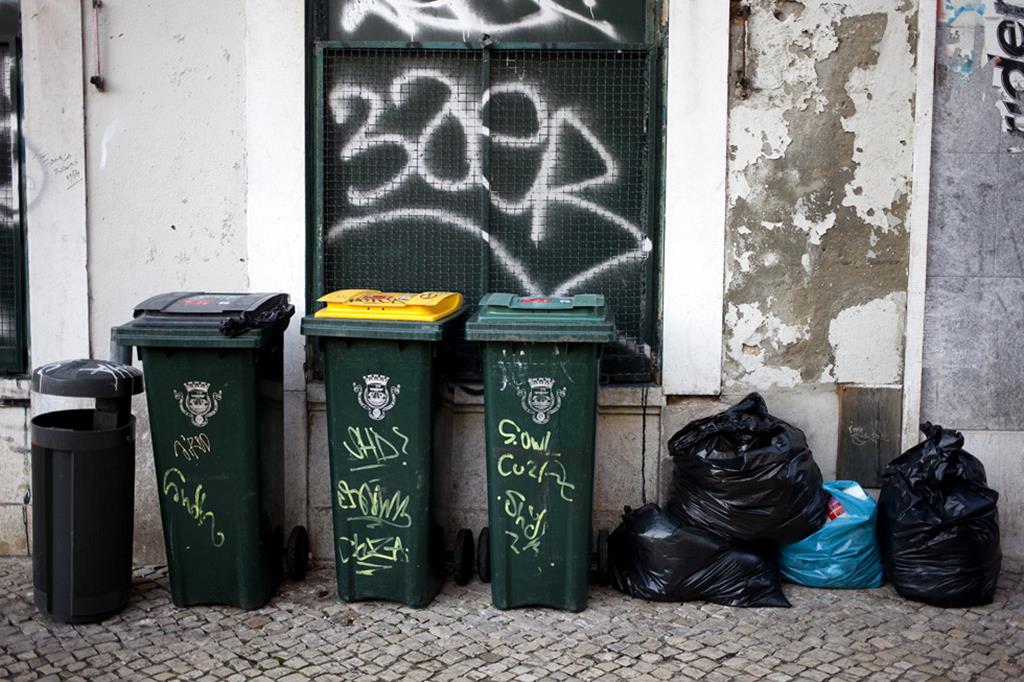 Caixotes de reciclagem e sacos do lixo no Cais do Sodré, Lisboa. Foto: Joana Bourgard/RR