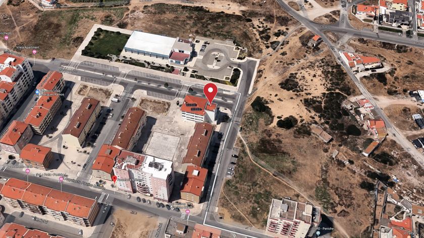 A explosão ocorreu na Rua dos Covos, junto à Piscina Municipal de Peniche. Imagem: Google Maps