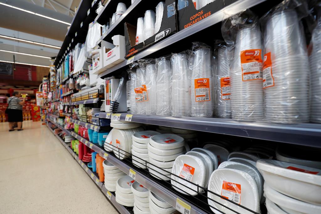 Loiça de plástico continua a ser vendida no supermercado. Foto: Rafael Marchante/Reuters