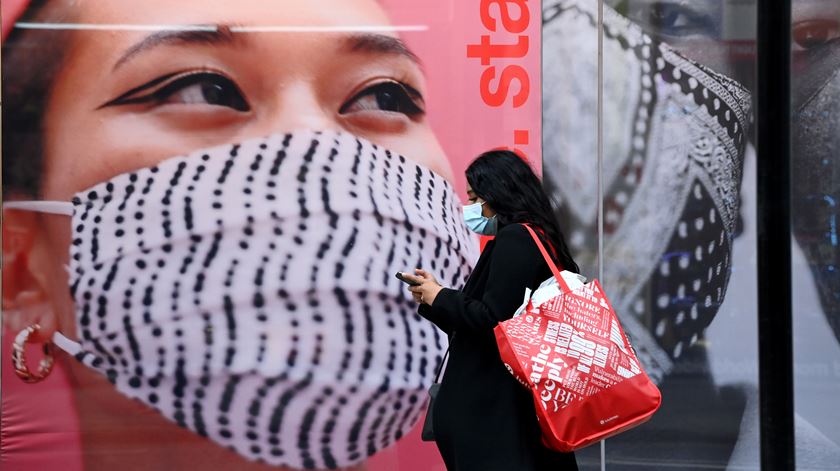 Apelos ao uso de máscara numa rua de Londres. Foto: Facundo Arrizabalaga/EPA
