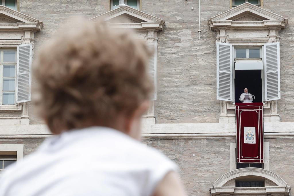 Papa Francisco, desde a janela do apartamento pontifício, após a recitação da oração do ângelus. Foto: Giuseppe Lami/EPA