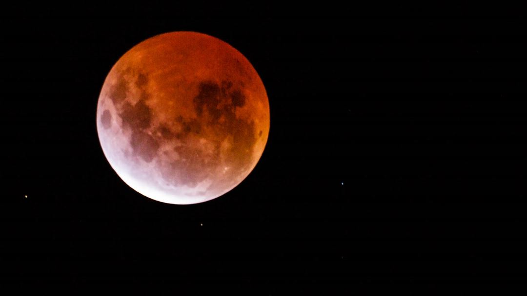 Lua vermelha nos céus de Melborne, Austrália, em 2015. Foto: Scott Cresswell/Flickr.