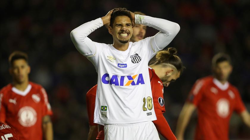 Santos rejeitou proposta do Benfica por Lucas Veríssimo Foto: Marcos Brindicci/Reuters