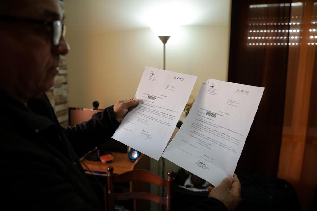 Luiz guardou todas as cartas que recebeu do hospital com indicação da data de adiamento das consultas de urologia. Foto: Joana Gonçalves/ RR