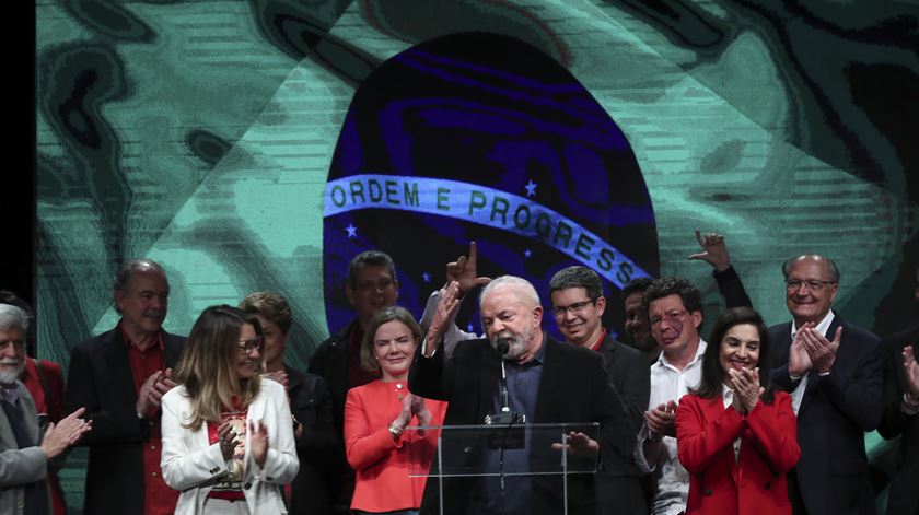 Lula promete vencer segunda volta das presidenciais. "Isto é só uma prorrogação"