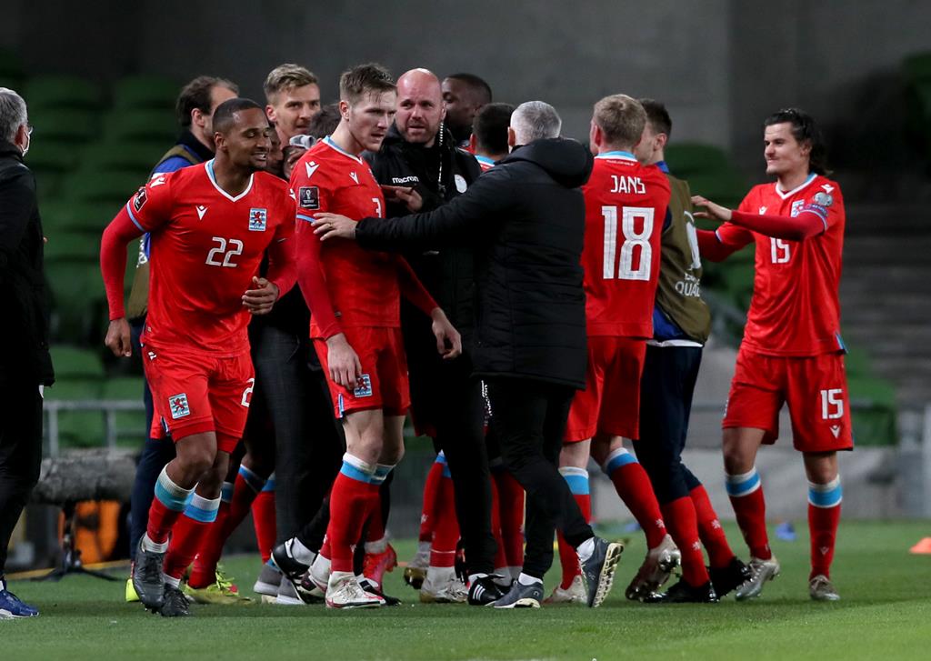 Marvin Martins, com o número 22, festeja golo do Luxemburgo na República da Irlanda Foto: Brian Lawless/Press Association/Reuters