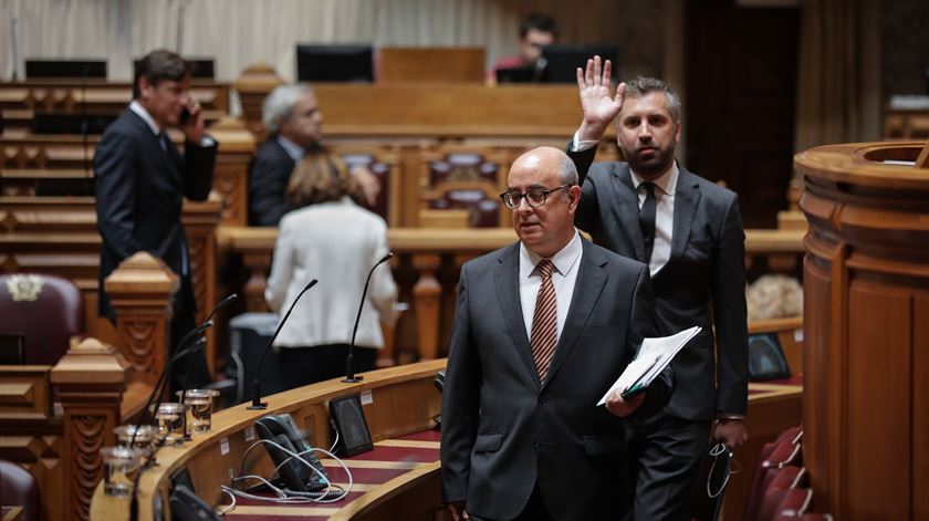 O ministro da Defesa Nacional chegou ao parlamento acompanhado pelo secretário de Estado dos Assuntos Parlamentares.  Foto: Mário Cruz/Lusa