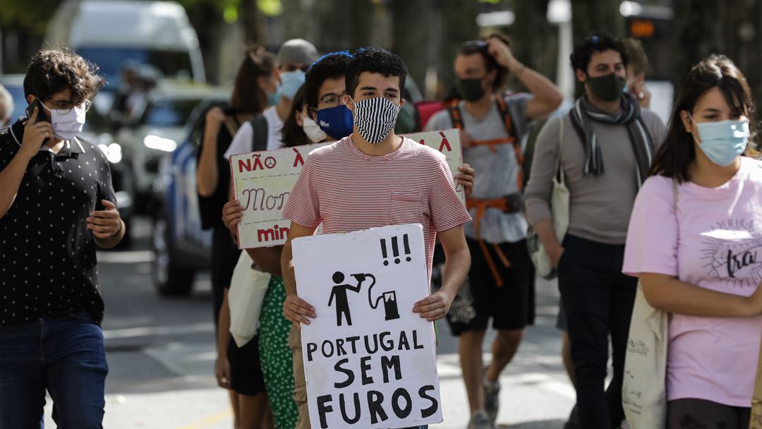Esta é a primeira greve climática estudantil em pandemia, com os jovens manifestantes a cumprirem o distanciamento e a usarem máscara por causa da Covid-19. Foto: Paulo Novais/Lusa
