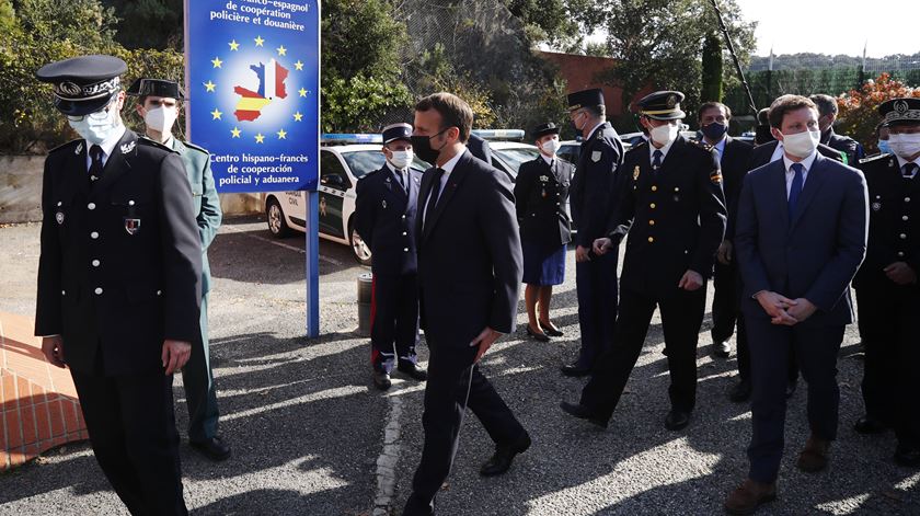 Visita do Presidente francês à fronteira franco-espanhola tem lugar no rescaldo de ataques terroristas em Paris e Nice. Foto: Guillaume Horcajuelo/EPA