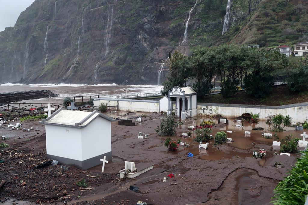A Capitania do Porto do Funchal prolongou até às 06h00 de terça-feira o aviso de agitação marítima forte. Foto: Homem de Gouveia/Lusa