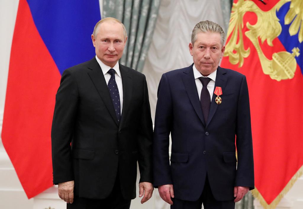 Vladimir Putin condecorou o presidente da Lukoil Ravil Maganov, em novembro de 2019. Foto: Sputnik/Mikhail Klimentyev/Reuters