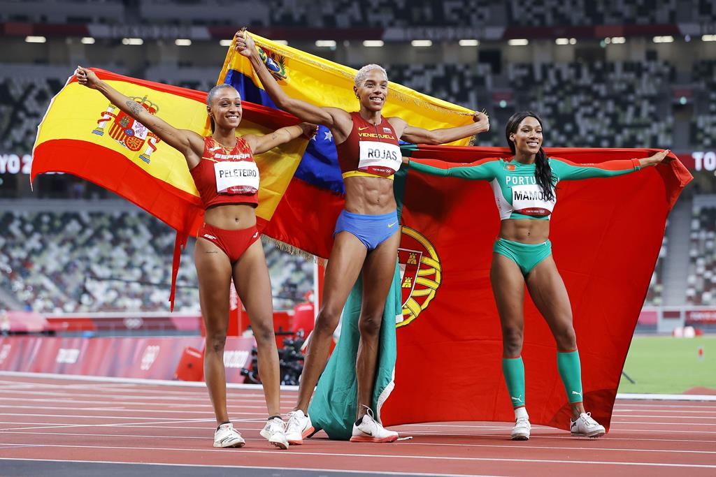 O ouro foi, como esperado, para a venezuelana Yolimar Rojas, que bateu o recorde mundial do triplo salto feminino. O anterior recorde, que contava com menos 17 centímetros, não era batido há 26 anos. A atleta espanhola arrecadou o bronze. Foto: Valdrin Xhemaj/EPA