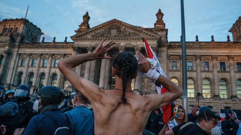 Manifestantes forçaram o acesso ao Reichstag. Foto: Clemens Bilan/EPA