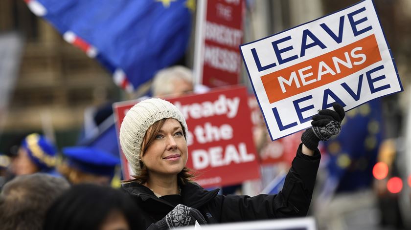 Manifestação junto ao Parlamento britânico no dia em Theresa May anunciou adiamento da votação do acordo sobre o Brexit. Foto: Will Oliver/EPA