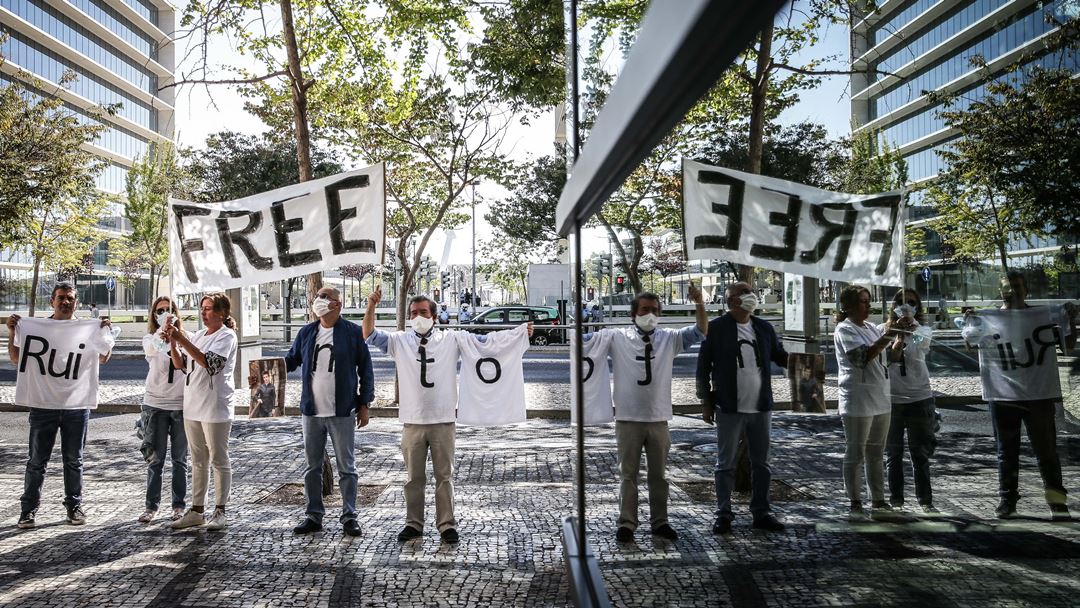 Junto ao tribunal, apoiantes de Rui Pinto pediram a sua libertação. Foto: Mário Cruz/Lusa