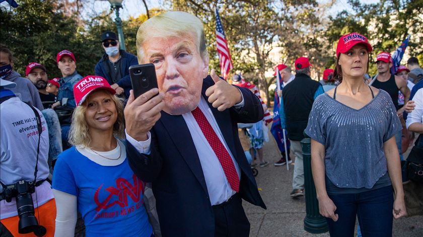 Milhares de apoiantes de Donald Trump manifestaram-se em Washington para exigir “mais quatro anos” de mandato do Presidente.Foto: Shawn Thew/EPA