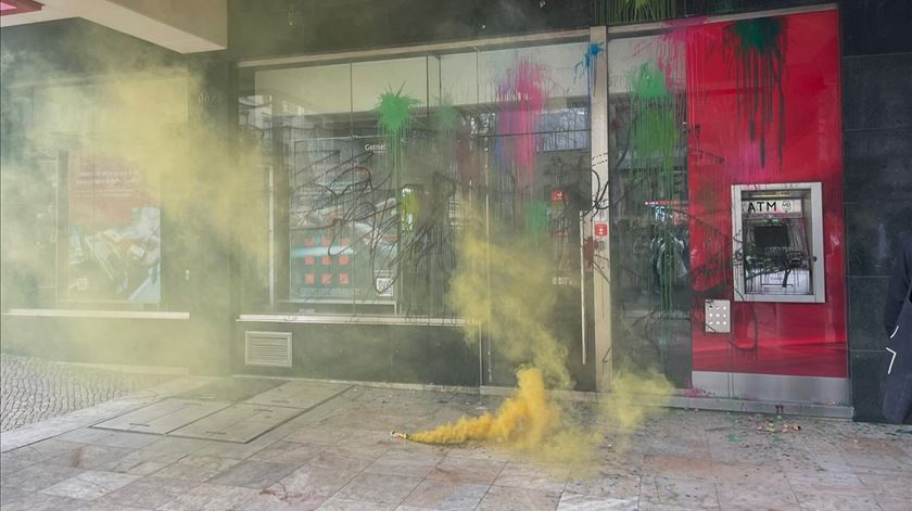 Manifestantes atiraram bolas de tinta contra dependência bancária em Lisboa. Foto: Marta Pedreira Mixão/RR