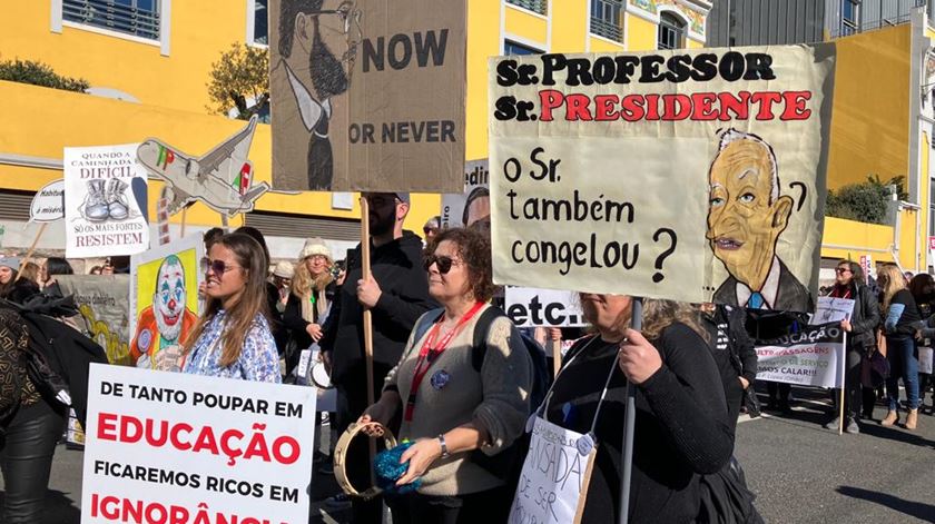 Milhares de docentes de todo o país concentrados em frente ao ministério. Foto: Susana Madureira Martins