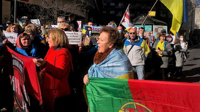 Manifestação de ucranianos frente a embaixada da Federação russa