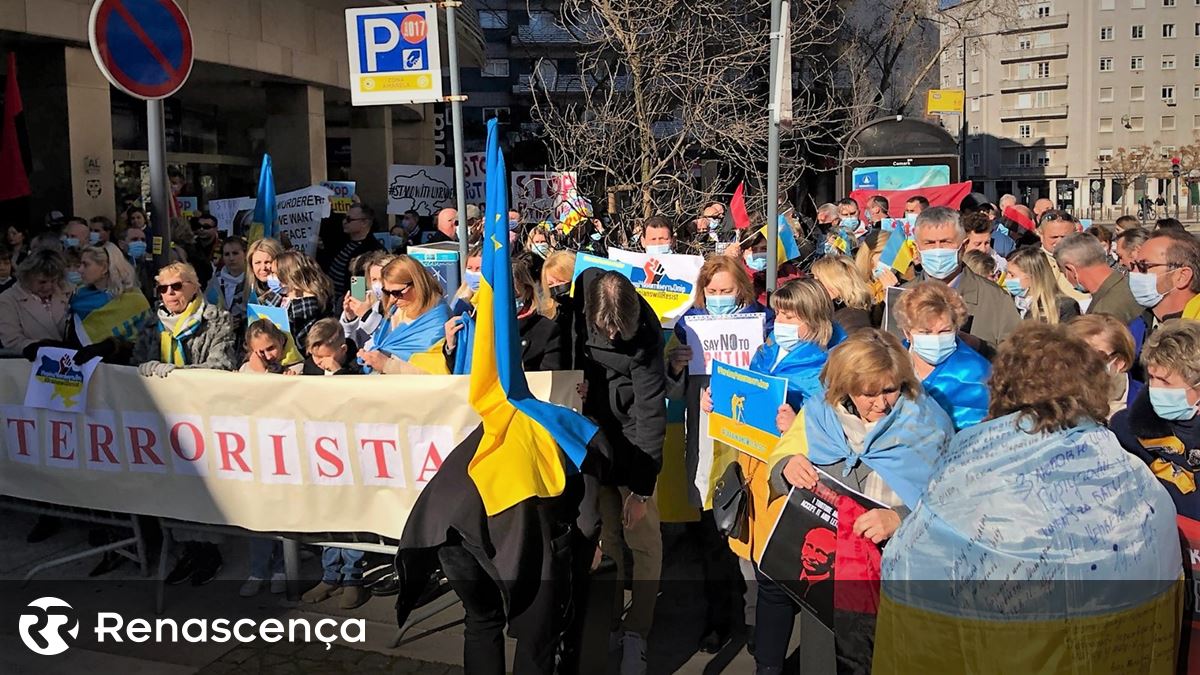 Manifestação de ucranianos frente a embaixada da Federação russa