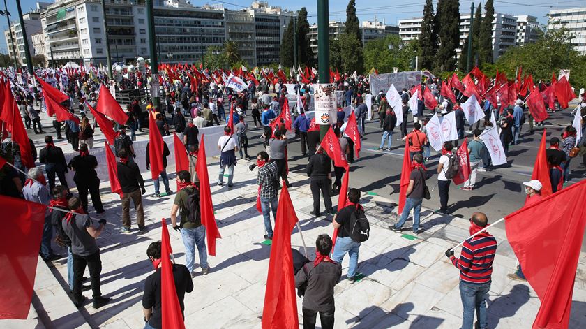 Manifestação em Atenas desafiou a proibição imposta pelas autoridades. Foto: Alexandros Beltes/EPA