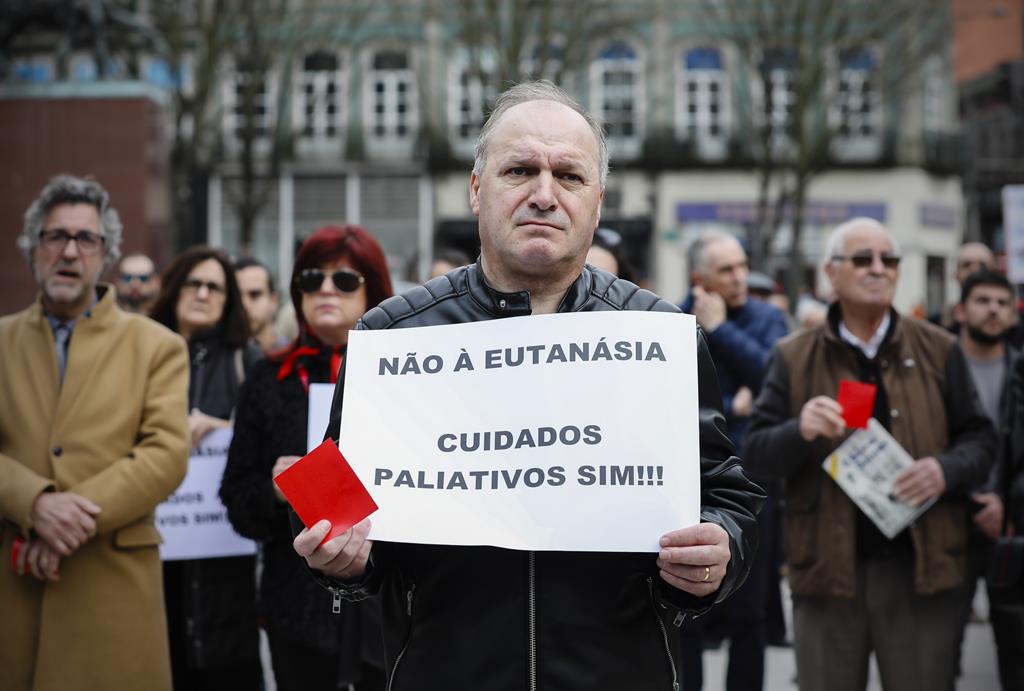 Manifestação contra a legalização da eutanásia. Foto: José Coelho/Lusa