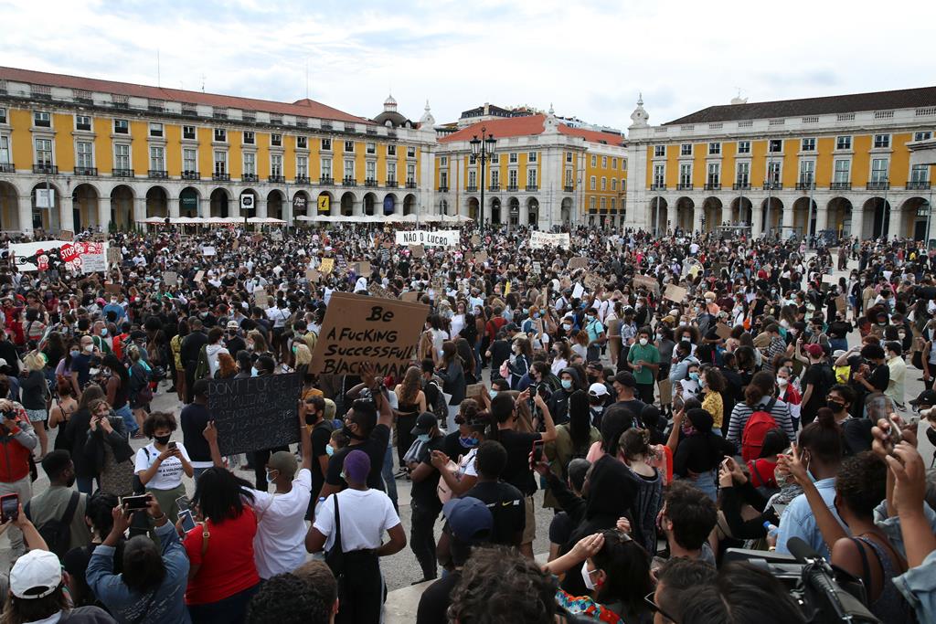 Os protestos antirracistas chegaram ao mundo inteiro, incluindo em Portugal. Foto: Manuel de Almeida/Lusa