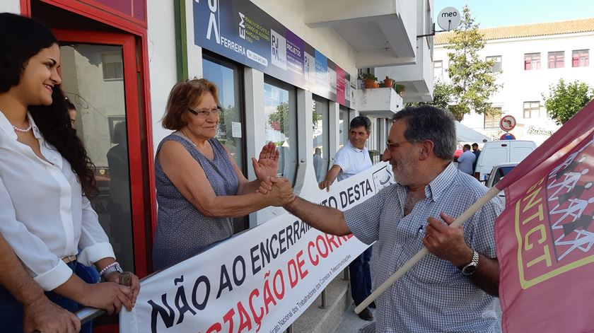 Manifestação contra fecho das CTT em Fornos de Algodres. Foto: Liliana Carona/RR