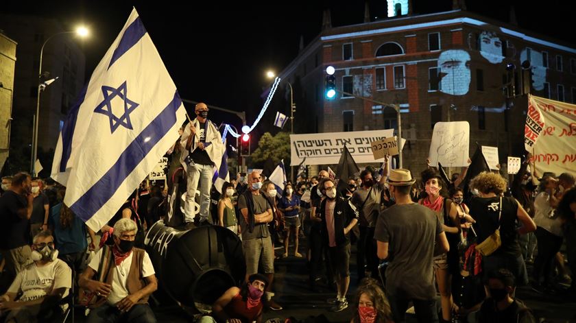 Manifestação contra o confinamento à porta da residência de Benjamin Netanyahu, em Israel. Foto: Abir Sultan/EPA