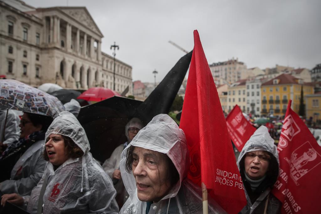 "Se o Governo obrigar os trabalhadores a lutar por um aumento salarial, os trabalhadores cá estarão para a fazer", diz Frente Comum. Foto: Mário Cruz/Lusa 