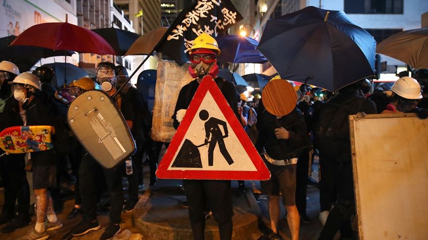 Manifestantes em Hong Kong, com escudos artesanais contra a policia. Foto: Ritchie B. Tongo/EPA