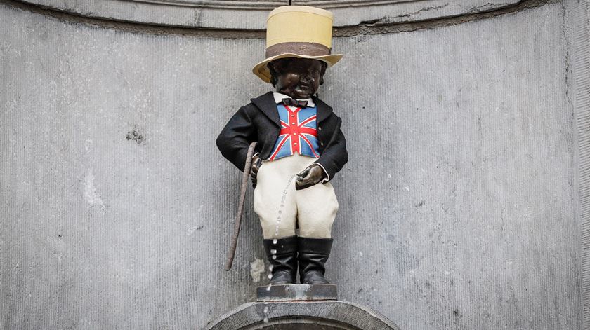 Estátua Manneken-Pis em Bruxelas vestida com traje da personagem britânica John Bull Foto: Stephanie Lecocq/EPA