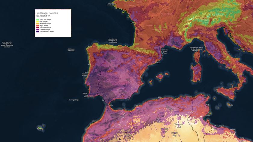 Previsão de risco de incêndio para o dia 15 de julho de 2022. Fonte: Sistema Europeu de Informação sobre Incêndios Florestais (clique na seta à direita para ver mais)