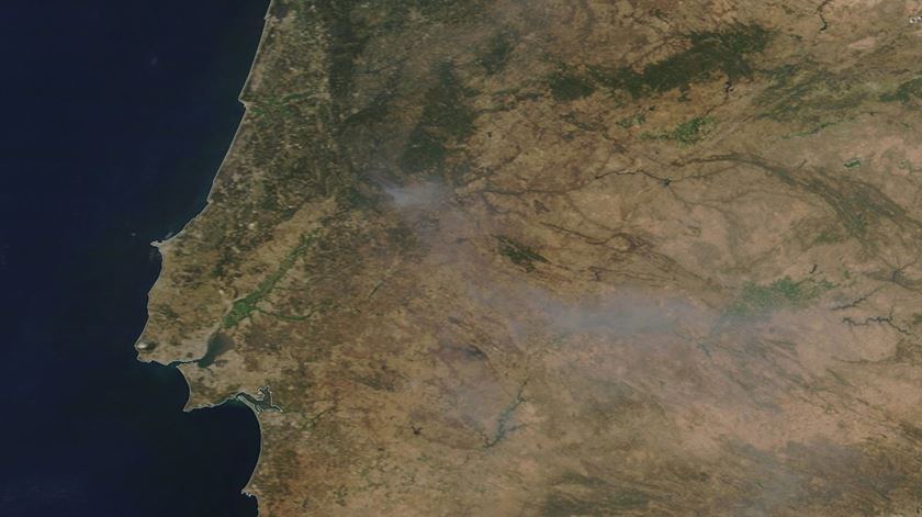 Imagens captadas por satélite revelam a área ardida nos distritos de Castelo Branco e Santarém. Foto: NASA