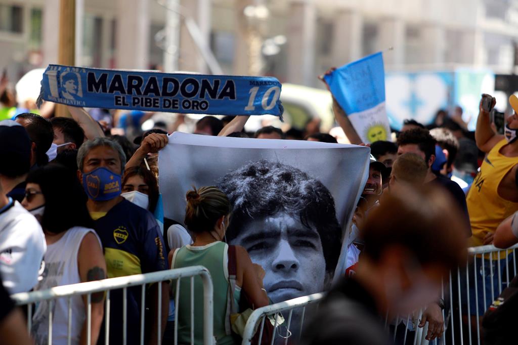 Homenagem de adeptos durante o velório de Diego Maradona. Foto: Demian Alday Estevez/EPA