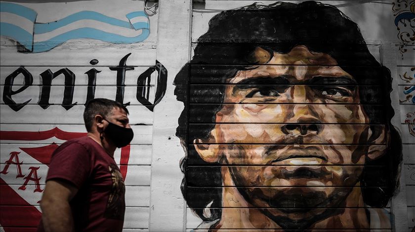 Mural de homenagem a Maradona em Buenos Aires. Foto: Juan Ignacio Roncoroni/EPA