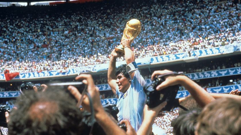 Diego Armando Maradona ergueu a taça de campeão no Mundial do México 1986. Foto: EPA