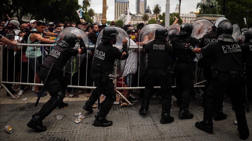 Polícia tenta conter adeptos argentinos. Foto: Juan Ignacio Roncoroni/EPA