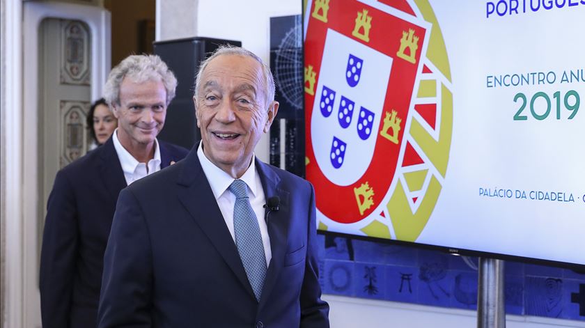 Marcelo Rebelo de Sousa falou sobre as dificuldades causadas pela depressão Elsa. O Presidente da República falou à margem do encontro anual do Conselho da Diáspora Portuguesa de 2019, no Palácio da Cidadela de Cascais. À chegada foi acompanhado pelo presidente da direção do Conselho da Diáspora Portuguesa, Filipe de Botton. Foto: Miguel A. Lopes/Lusa