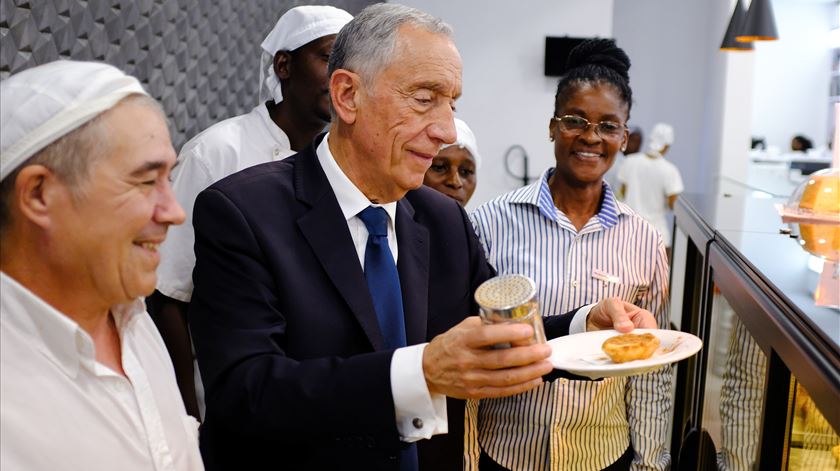 O Presidente da República aproveitou para provar um pastel de nata na pastelaria Minerva em Maputo, Moçambique. Foto: António Silva/Lusa