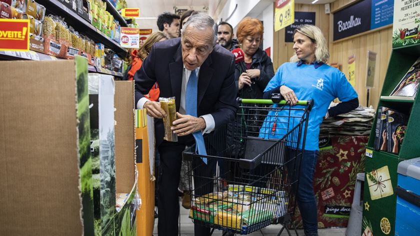 Marcelo Rebelo de Sousa faz compras para o Banco Alimentar. Foto: José Sena Goulão/Lusa