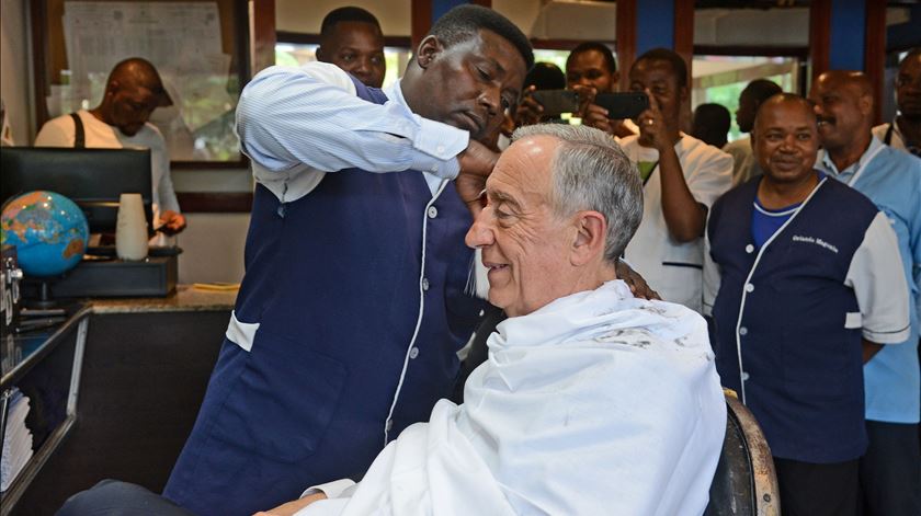 O Presidente da República cortou o cabelo numa barbearia em Maputo, Moçambique. Foto: António Silva/Lusa