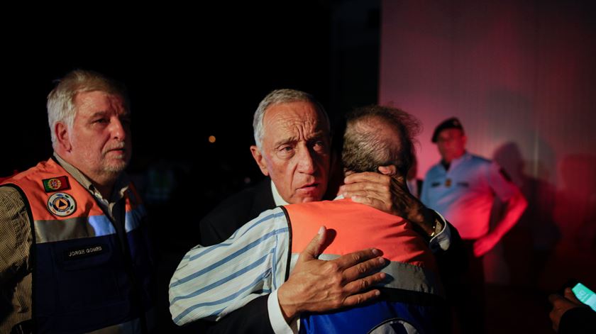 Valdemar Alves confortado pelo Presidente da República na noite da tragédia. Foto: Paulo Cunha/Lusa