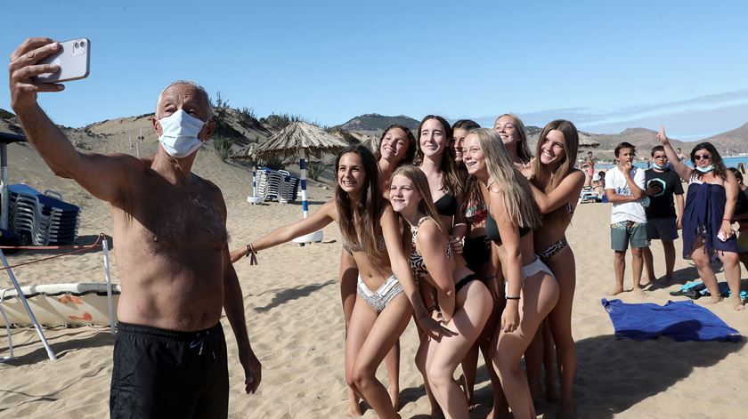 Marcelo Rebelo de Sousa tira selfie durante férias no Porto Santo. Foto: Homem de Gouveia/Lusa