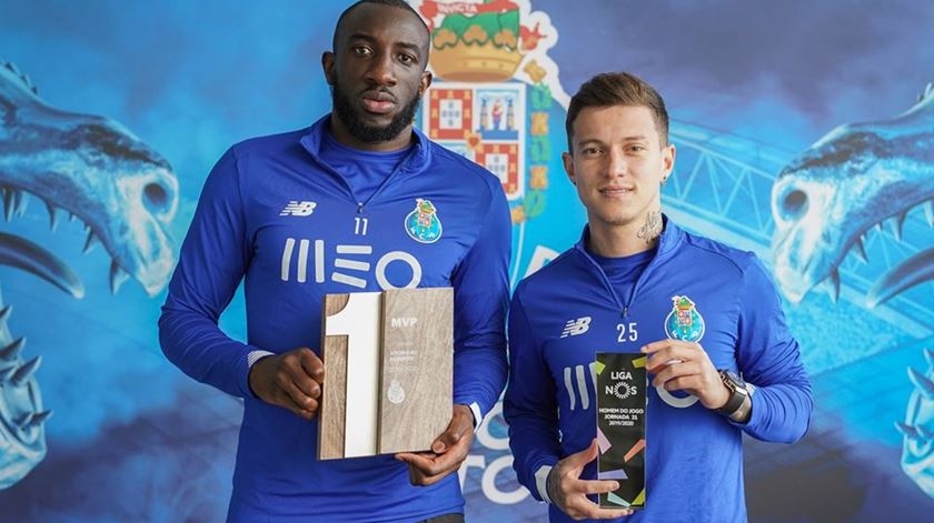 Porto elege Marega como o melhor em campo frente ao Vitória. Otávio recebeu o prémio da Liga. Foto: FC Porto